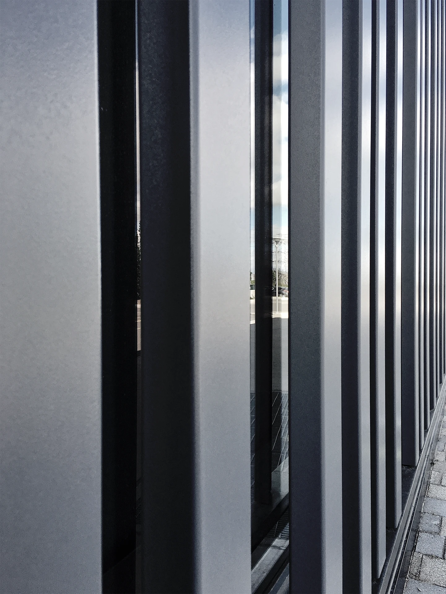 fassade-aluminium-vor-fensterfront