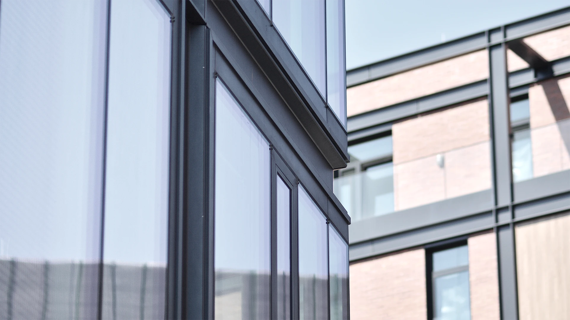 fassade-mit-aluminiumfenstern